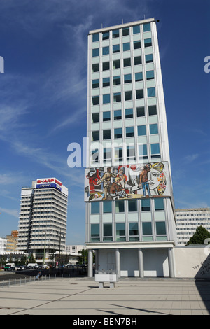 Berlino. Germania. Haus des Lehrers. L'architetto Hermann Henselmann 1964. Foto Stock