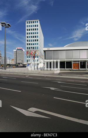 Berlino. Germania. Haus des Lehrers & Congress Hall. L'architetto Hermann Henselmann 1964. Foto Stock