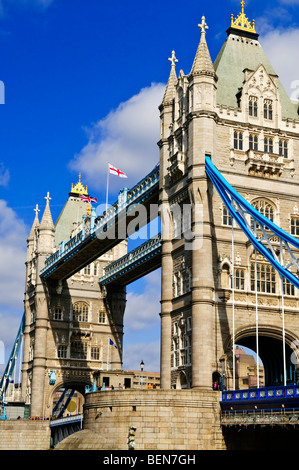 Due torri del Tower Bridge di Londra Inghilterra Foto Stock