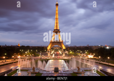 La torre Eiffel di notte dal Trocadero Foto Stock