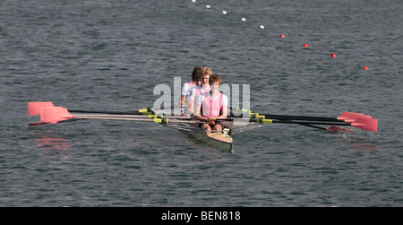 I canottieri sul Lago Dorney a Eton College Centro di Canottaggio Foto Stock