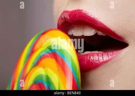 Close-up di bella ragazza della parte inferiore del viso e lecca-lecca Foto Stock