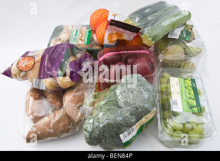 Studio vicino di diversi tipi di imballaggi alimentari di frutta e verdura Foto Stock