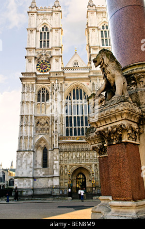 La facciata anteriore di Westminster Abbey in mattina presto Foto Stock