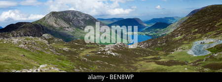 Buttermere Fells con Fleetwith Lucci e luccio rosso alto delle montagne sopra il lago Buttermere, Cumbria "Il Lake District' Inghilterra REGNO UNITO Foto Stock