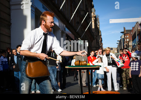 Tod vari, street intrattenitore di eseguire trucchi di magia a Buchanan Street, Glasgow, Scozia Foto Stock