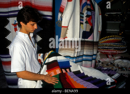 Uomo messicano e acquisto di coperta, Ki Huic mercato, città di Cancun Quintana Roo stato, la penisola dello Yucatan, Messico Foto Stock