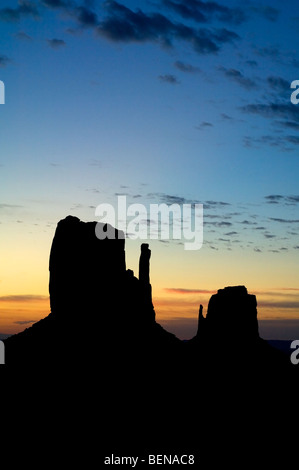Formazione di roccia le muffole, arenaria buttes stagliano al tramonto, il parco tribale Navajo Monument Valley, Arizona / Utah, Stati Uniti d'America Foto Stock