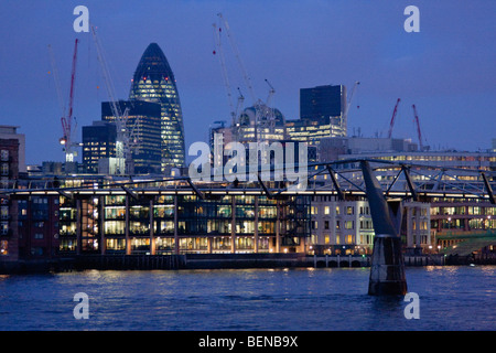 Il Millennium Bridge, Swiss Re Gherkin building e il fiume Tamigi di notte a Londra, Febbraio 2009 Foto Stock