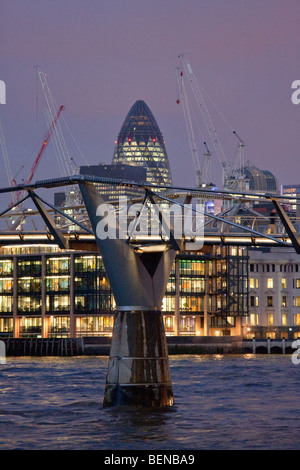 Il Millennium Bridge, Swiss Re Gherkin building e il fiume Tamigi di notte a Londra, Febbraio 2009 Foto Stock