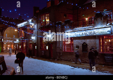 Le luci di Natale adornano la Anchor Pub a Southwark, dopo la neve pesante a Londra Febbraio 2009 Foto Stock