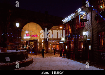 Le luci di Natale adornano la Anchor Pub e Nando's a Southwark, dopo la neve pesante a Londra Febbraio 2009 Foto Stock