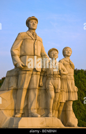 Statue intorno a torre di Juche Idea, Pyongyang, Corea del Nord Foto Stock