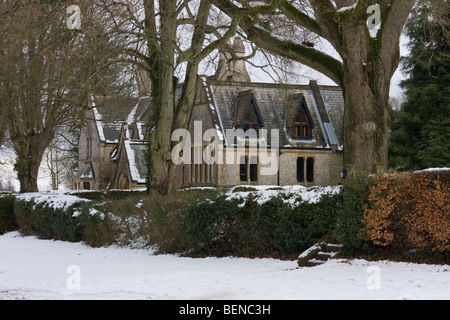 San Barnaba Chiesa vicarage vicino Ranmore comune, Surrey nel febbraio 2009 Foto Stock