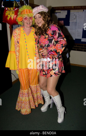 Anni sessanta fancy dress festa di compleanno medway kent england Regno Unito Europa Foto Stock