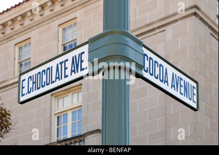 Cartello stradale all'intersezione di viale di cioccolato e cacao Avenue, Hershey, Pennsylvania, STATI UNITI D'AMERICA Foto Stock