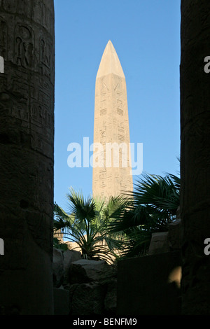 Obelisco che mostra geroglifici nel complesso del Tempio di Karnak a Luxor, Egitto, Nord Africa Foto Stock