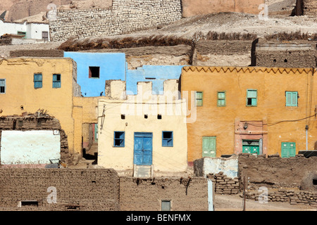 Il vecchio villaggio di Gourna del / Kurna sulla riva occidentale del fiume Nilo nella Valle dei Re, Luxor, Egitto, Nord Africa Foto Stock