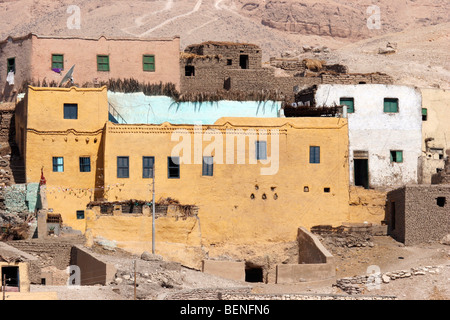 Il vecchio villaggio di Gourna del / Kurna sulla riva occidentale del fiume Nilo nella Valle dei Re, Luxor, Egitto, Nord Africa Foto Stock
