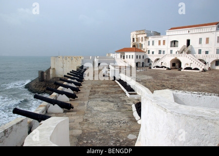 I cannoni a Cape Coast Castle, ex ghanesi il castello di slave a Cabo Corso, Ghana, Africa occidentale Foto Stock