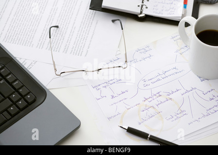 Scritto a mano business plan sulla scrivania irregolare Foto Stock