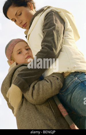 Bambina abbracciando la madre a basso angolo di visione Foto Stock