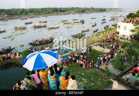 Guardare la gente Durga idolo immersione nel fiume Icchamati Bashirhat Nord 24 distretto Parganas West Bengal India Foto Stock