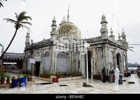 L haji Ali Dargah è una moschea e dargah (tomba) situato su un isolotto al largo della costa di Worli nella parte meridionale di Mumbai Foto Stock