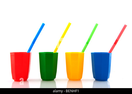 Colorati bicchieri in plastica con acqua potabile cannucce isolato su bianco Foto Stock