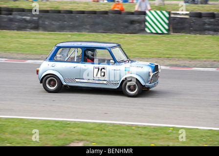 Vintage Austin Mini a Brands Hatch Kent England Foto Stock