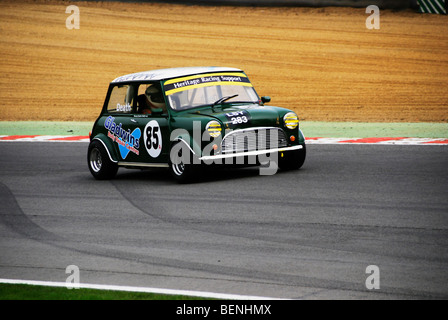 Un vintage Austin Mini a Brands Hatch Kent England Foto Stock