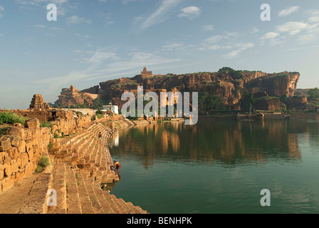 Vista del lago Agastya da South Fort Badami in Karnataka India Foto Stock