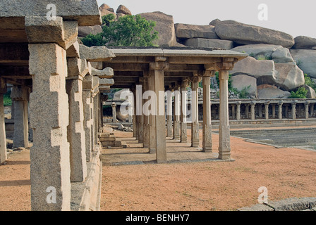 Krishna Bazaar nel tempio di Krishna in parte crollato tempio situato a sud di Hemakuta Hill è stato costruito per celebrare un militare Foto Stock