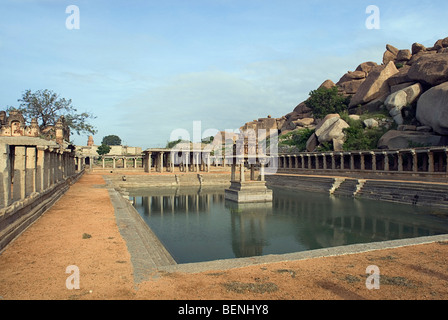 Pushkarni o passo ben adiacente a Krishna Bazaar nel tempio di Krishna in parte crollato tempio situato a sud di Hemakuta Hill Foto Stock