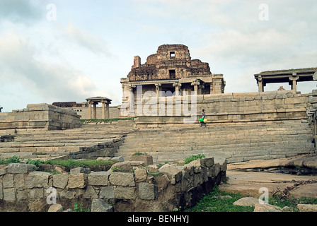 Il Tempio di Krishna in parte crollato tempio situato a sud di Hemakuta Hill è stato costruito per celebrare una vittoria militare di Re Foto Stock