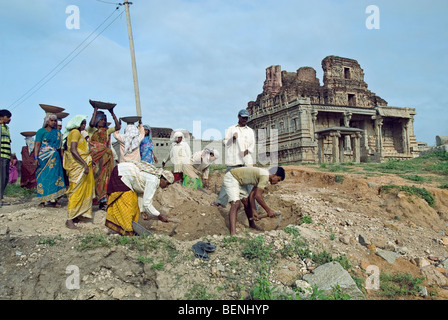 Il tempio di Krishna in parte crollato tempio situato a sud di Hemakuta Hill è stato costruito per celebrare una vittoria militare di Re Foto Stock