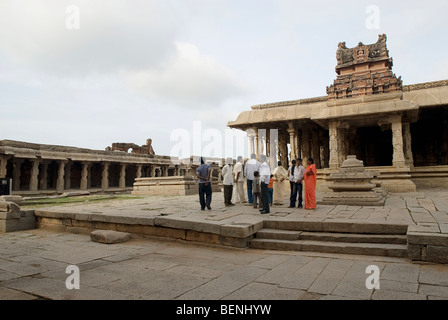 Il tempio di Krishna in parte crollato tempio situato a sud di Hemakuta Hill è stato costruito per celebrare una vittoria militare di Re Foto Stock