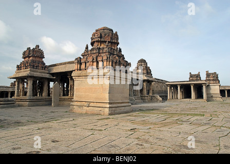 Il tempio di Krishna in parte crollato tempio situato a sud di Hemakuta Hill è stato costruito per celebrare una vittoria militare di Re Foto Stock