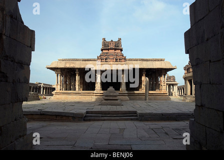 Il tempio di Krishna in parte crollato tempio situato a sud di Hemakuta Hill è stato costruito per celebrare una vittoria militare di Re Foto Stock