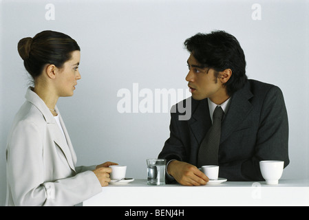 Maschio e femmina avente i colleghi pausa caffè insieme Foto Stock