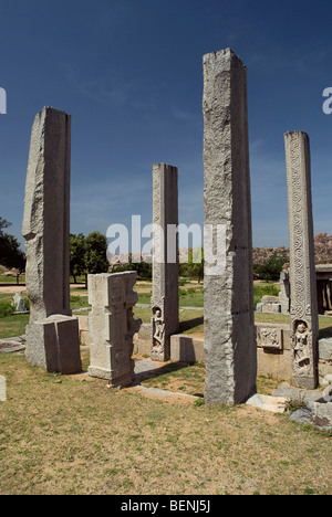 Colonne vicino alla Vitthala tempio costruito nel XV secolo d.c. durante il regno del re Krishna Deva Raya Hampi Kartanaka India Foto Stock