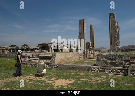 Colonne vicino alla Vitthala tempio costruito nel XV secolo d.c. durante il regno del re Krishna Deva Raya Hampi Kartanaka India Foto Stock