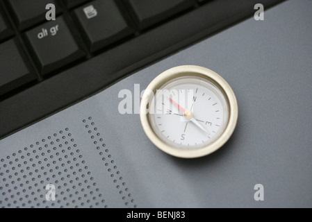 Bussola sul computer portatile, close-up Foto Stock