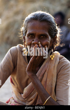 Una vecchia donna che indossa enormi orecchini "Tandatti' a Madurai Tamil Nadu India Foto Stock