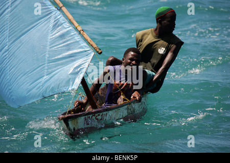 I marinai locali in una piccola barca tra Dar es Salaam e Zanzibar in Tanzania Foto Stock