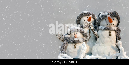 Nevicava sul gruppo di tre pupazzo di neve Foto Stock