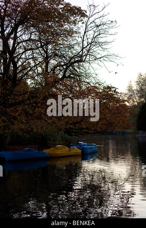 Gite in barca sul lago in autunno, Alexandra Palace di Londra Nord Foto Stock