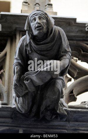 Statue nei pressi del ponte gotico in Carrer del Bisbe nel Barri Gotic quartiere di Barcellona, Spagna Foto Stock