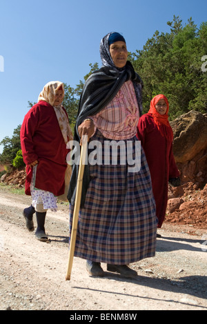 Dar Tassa, Marocco, 3 donne a piedi lungo la strada Foto Stock