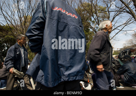 Circa 700 senzatetto uomini partecipano di una mensa gestita da un Coreano chiesa cristiana, nel Parco di Ueno, Tokyo, Giappone Foto Stock